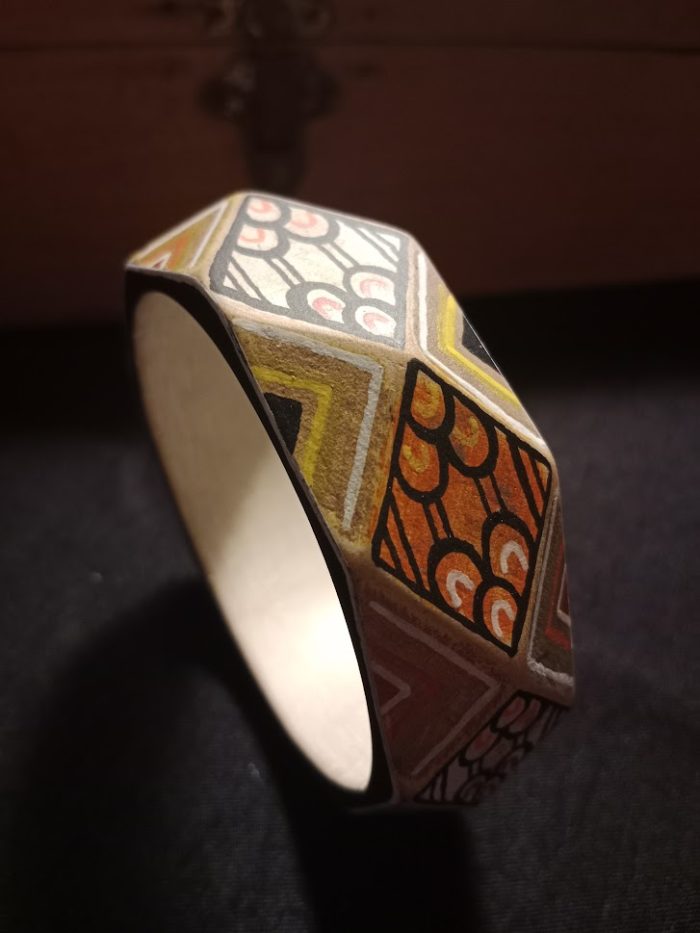 Bracelets larges en bois peint